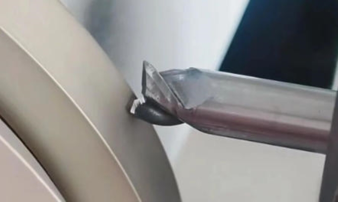 Hai usato la fresa direttamente dalla scatola? Come mai è scheggiato in appena mezz'ora?