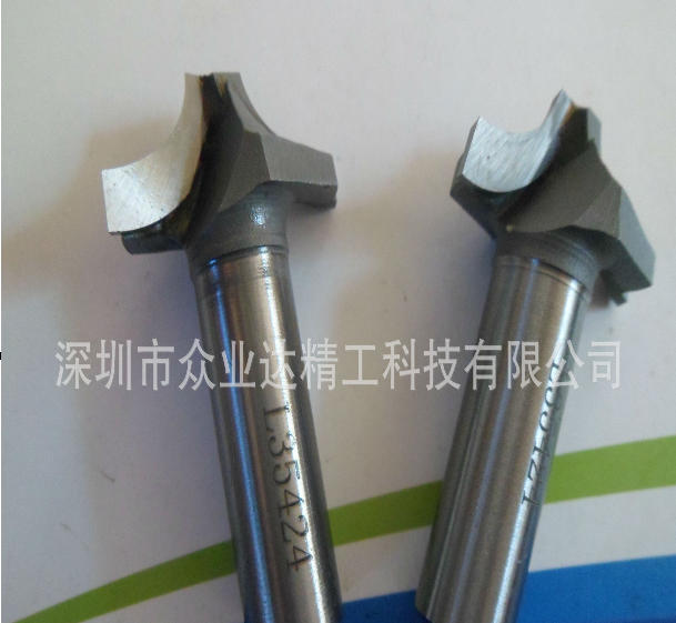 Quali sono la velocità di rotazione e la velocità di alimentazione di una fresatrice per saldatura?